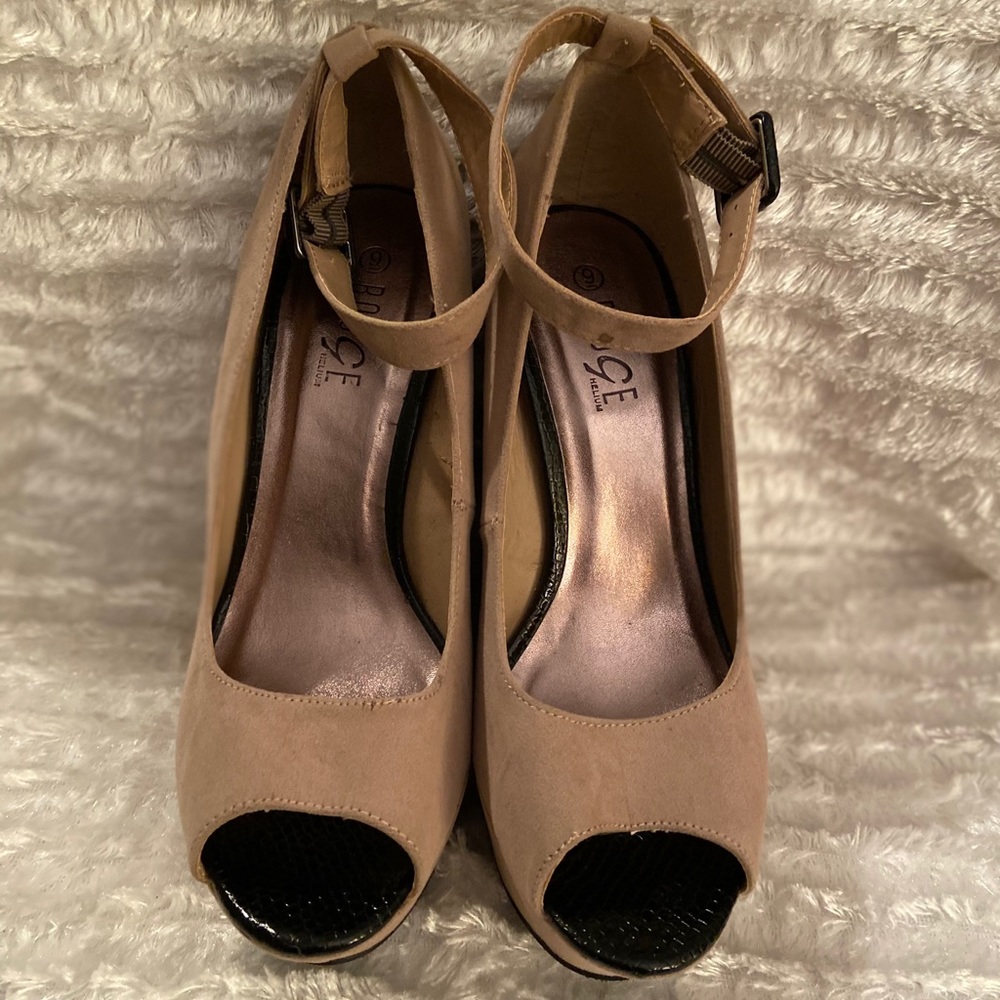 Wedge heel shoes